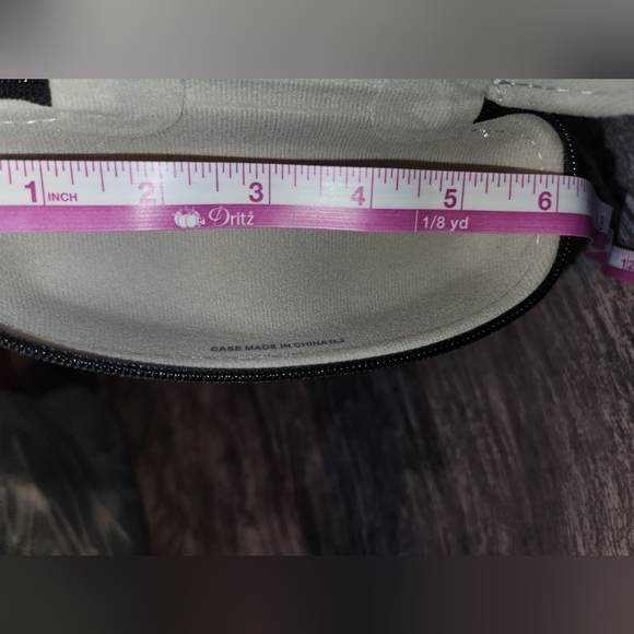 Vogue Clamshell Black Glasses‎ Case - Picture 3 of 9